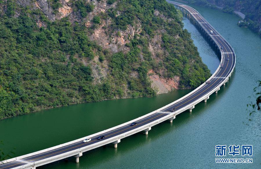 PDChina's tweet photo. Drive on water! Meet the 6.8-mile motorway built over water in C #China's Hubei province. https://t.co/of8pixMqEB