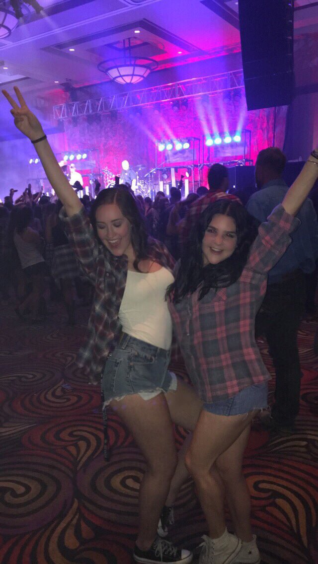 jillianhannahh's tweet photo. she pretended to be part of The Pack for the weekend &amp; I loved it almost as much as I love her👭💕 #ThatsMyBestFriend https://t.co/hIqH9UlQYS
