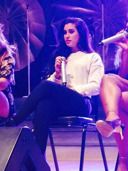 endearingcamila's tweet image. HOW CAN SOMEONE LOOK SO GOOD IN A SIMPLE WHITE SWEATER #iHeartAwards #Harmonizers #BestFanArmy