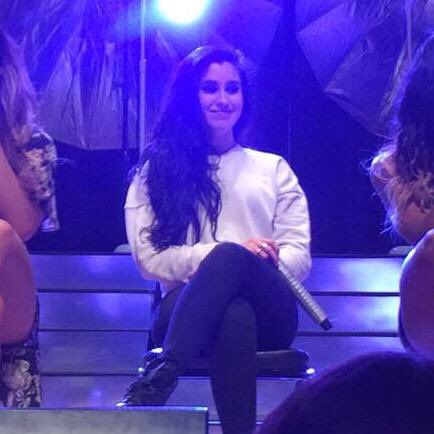 endearingcamila's tweet image. HOW CAN SOMEONE LOOK SO GOOD IN A SIMPLE WHITE SWEATER #iHeartAwards #Harmonizers #BestFanArmy