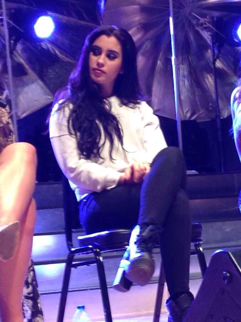 endearingcamila's tweet image. HOW CAN SOMEONE LOOK SO GOOD IN A SIMPLE WHITE SWEATER #iHeartAwards #Harmonizers #BestFanArmy
