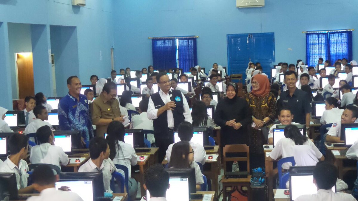 Mendikbud <a href="/aniesbaswedan/">Anies Rasyid Baswedan</a> bsm Gub. Jatim Soekarwo &amp; Walikota Tri Rismaharini memantau #UN2016 di SMA 1 Hang Tuah Sby.
