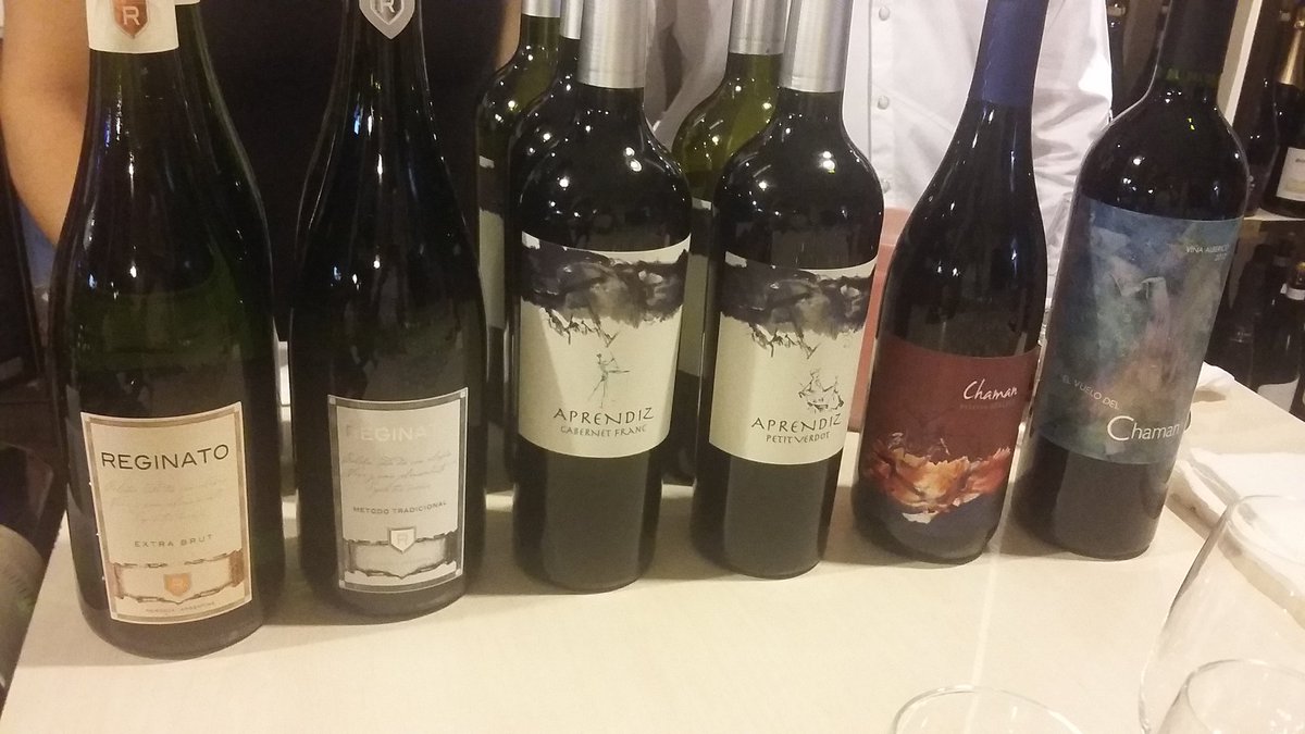 elpelado2010's tweet photo. Excelente degustacion en @BarrelVinos los mejores exponentes de la bodega desde los espumantes hasta Chaman malbec https://t.co/NZUpNx1ypl