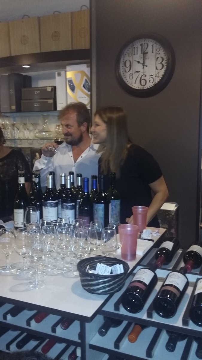 elpelado2010's tweet photo. Excelente degustacion en @BarrelVinos los mejores exponentes de la bodega desde los espumantes hasta Chaman malbec https://t.co/NZUpNx1ypl