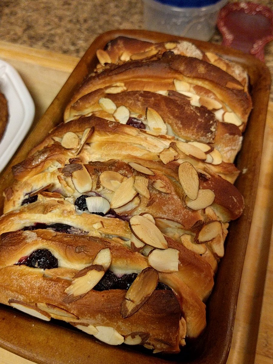 HelmanVMS's tweet photo. This blueberry cream cheese loaf and cinnamon pecan loaf that's currently baking...both in 8th this week. #VineRocks https://t.co/OA96soxZ3g