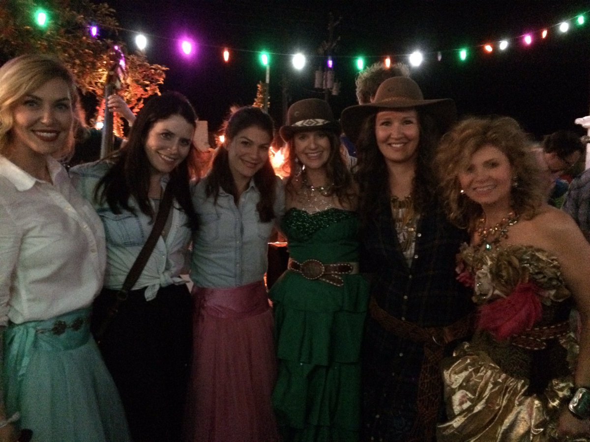 JessicaDuckWife's tweet photo. My 1st @junkgypsy prom was a blast with these ladies!!!! @ashleighroan @realGpad @joliesikes #jolie #lynsey #amie https://t.co/T7R3GHKIWm