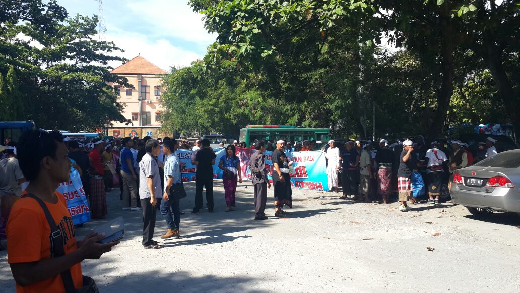 skipjacktuna's tweet photo. Pak @jokowi @Pak_JK nelayan Bali demo hari ini? Apa Anda tahu? @kompascom @korantempo @tempodotco @mediaindonesia https://t.co/Vb3BxTbviQ