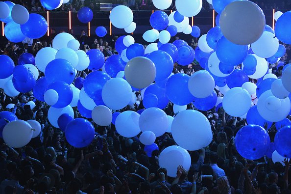 iHeartRadio on X: Did you see all the balloons falling from the ceiling  during @JustinBieber's performance? #iHeartAwards   / X