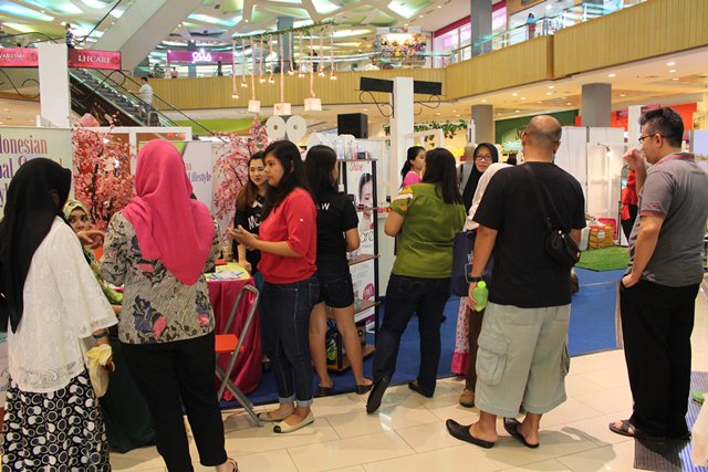QueenLeeOrg's tweet photo. booth LH CARE dipenuhi customer di Mall TERASKOTA, BSD. Periode Pameran 2-16 Apr. Info booth: 088210018850 https://t.co/IN5NQe9Ou4