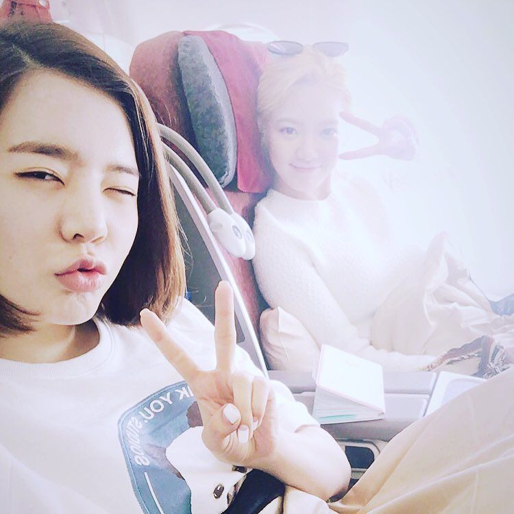 [PIC][04-04-2016]HyoYeon và Sunny khởi hành đi Bali để chụp hình cho ấn phẩm tháng 5 của tạp chí "SURE" vào sáng nay CfKfr2bXIAAzvJC