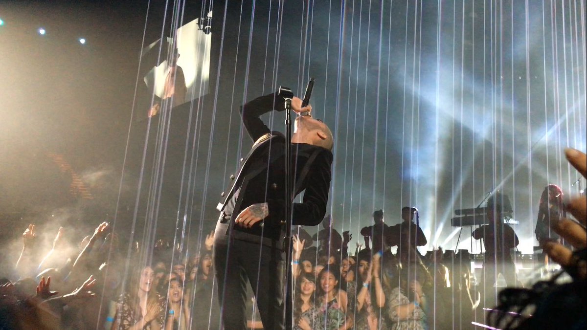 iHeartRadio's tweet photo. .@zaynmalik! No words... #iHeartAwards https://t.co/SlQSGN1dDu