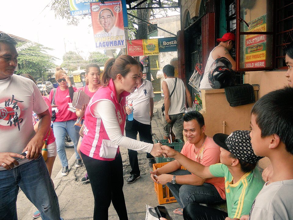 kategcoseteng's tweet photo. House to house! Sarap makilala ang mga mamamayan ng QC!
#Halalan2016 #katepamore #SmileMore #KilosQC #thankyou https://t.co/3LF63vHk4o
