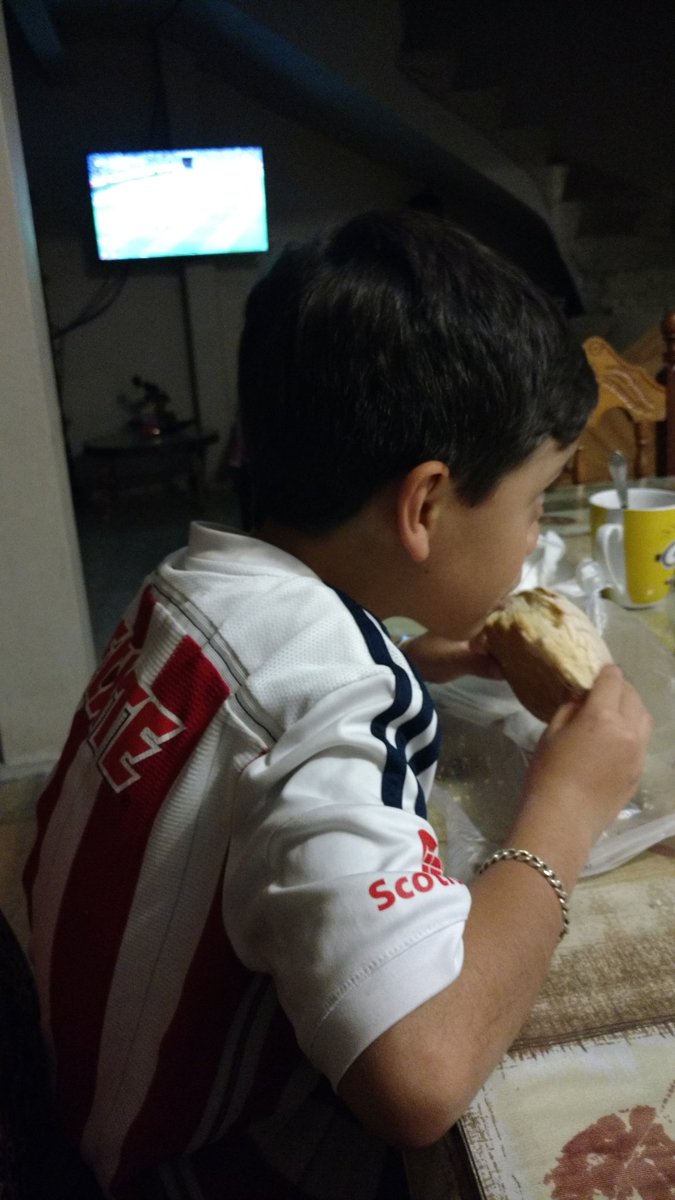 #JuegaEnTD  merendando y el tercero Gooooool de Chivas,  vamos!!!! a un cuarto, quinto gol. <a href="/Datosa75/">Daniel Torres</a>