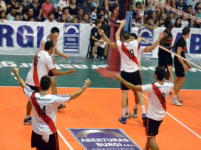 somosvoley_web's tweet photo. River vuelve: Se quedó con un partidazo contra Libertad y regresó a la máxima categoría - https://t.co/WRN6YAR6Kb https://t.co/DyqxzkyDus