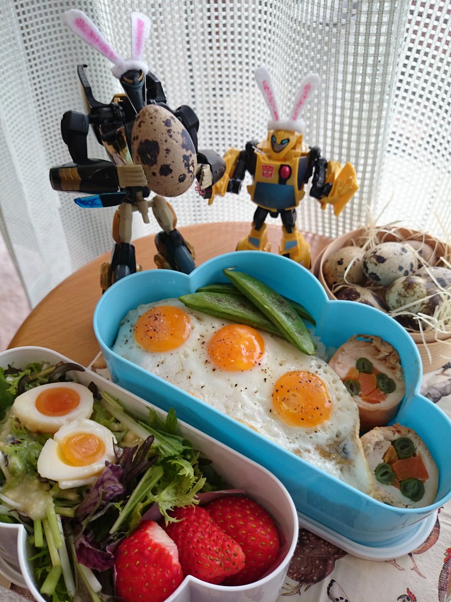 イースターべんとうその2。うずらの目玉焼きと、うずらの西京漬けのっけサラダ。このうずらは、普通のより一回り大きい、フランスうずらです。最近うずらづいてる。フランスうずらは、所沢の「うずら屋」さんで買えますよー。