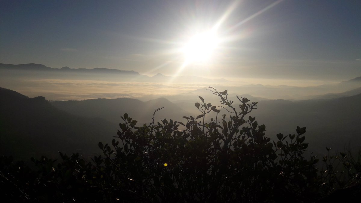 isuru_nuwan_'s tweet photo. #Morning_shine @ top of Hantane.It nt just a click, it's a feeling. https://t.co/jVsJqn3Zz0
