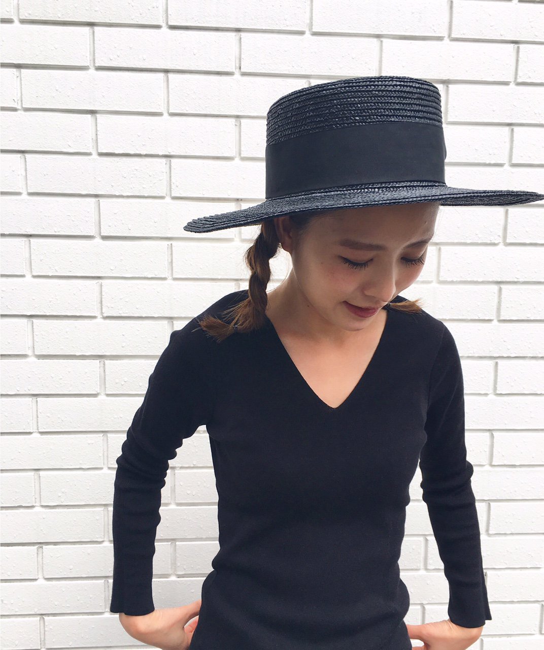 Beautiful People 公式 ビューティフルピープルのつば広カンカン帽 軽量で耐久性があり 天然素材のストローなので通気性にも優れています 広めのつばに対してクラウンは浅めで太いリボンでバランス感が可愛い 夏らしいアイテムです サイズ56 つば9cm