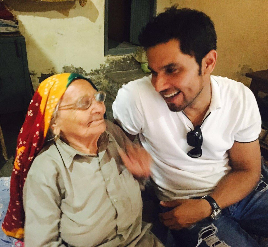 MedhaviSharma2's tweet photo. Such a cute picture !! @RandeepHooda since u have taken her blessings now @LaalRangMovie is going to be super hit👍❤️ https://t.co/M4fe4chcNs