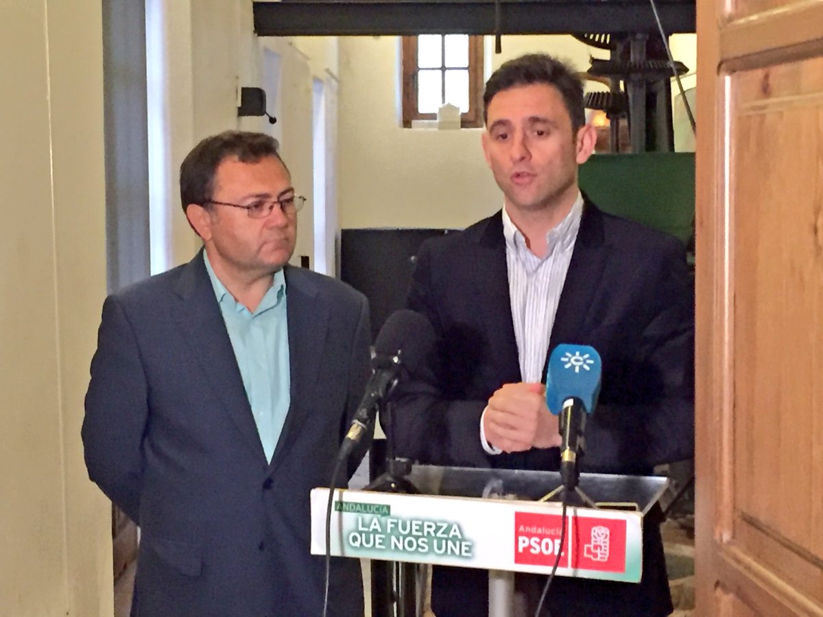 PsoeOjen's tweet photo. .@maherediadiaz y @alcaldeojen prestan declaraciones para los medios de comunicación convocados #Ojén @PSOEmalaga https://t.co/7TvLbPaFSd