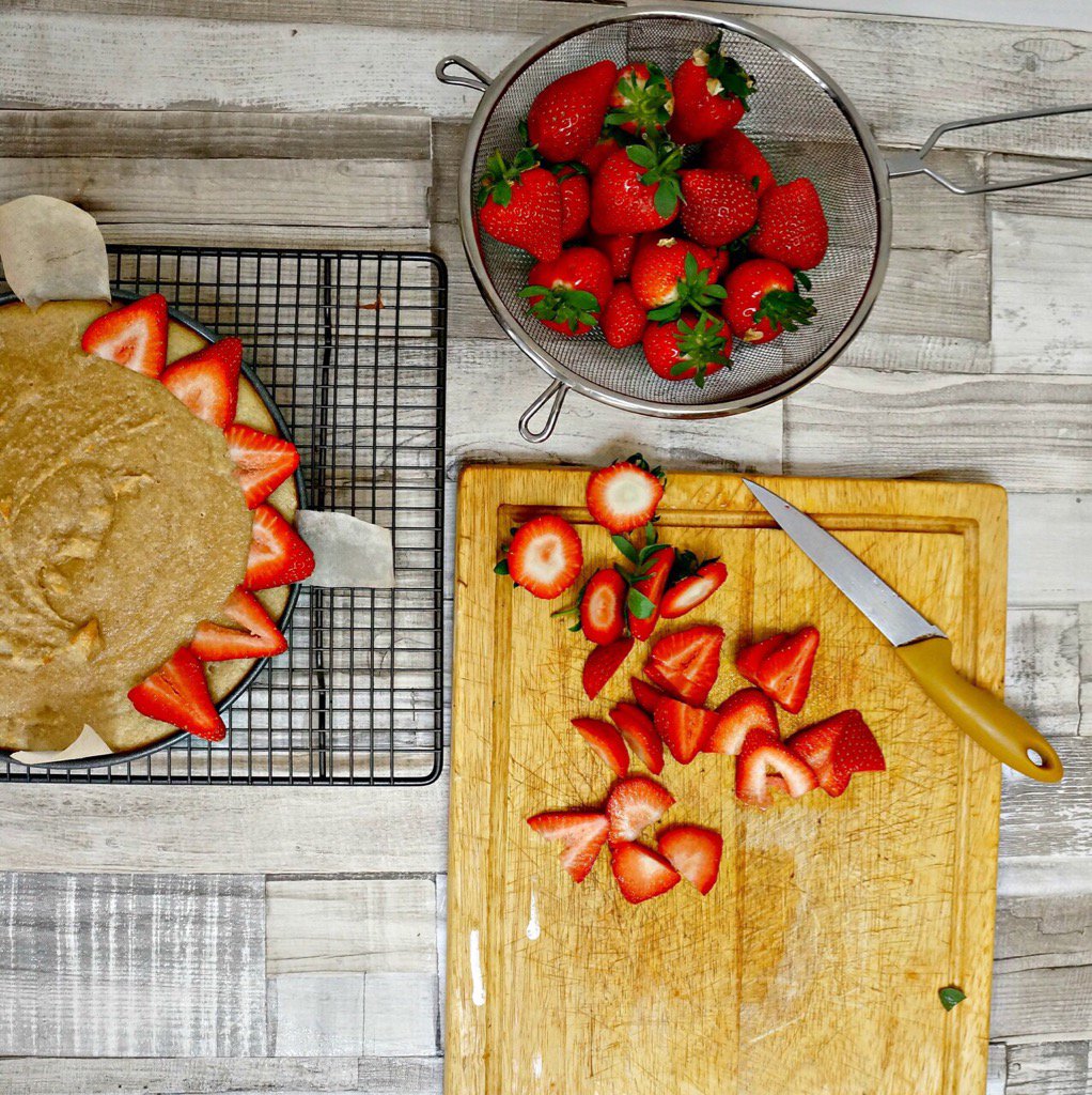 AnnaVrakas's tweet photo. #vegan#cheesecake prep this morning topped with Juicy#strawberries. Can't wait to tuck into this later 😁🍰 https://t.co/S7HOkvQ6Bq