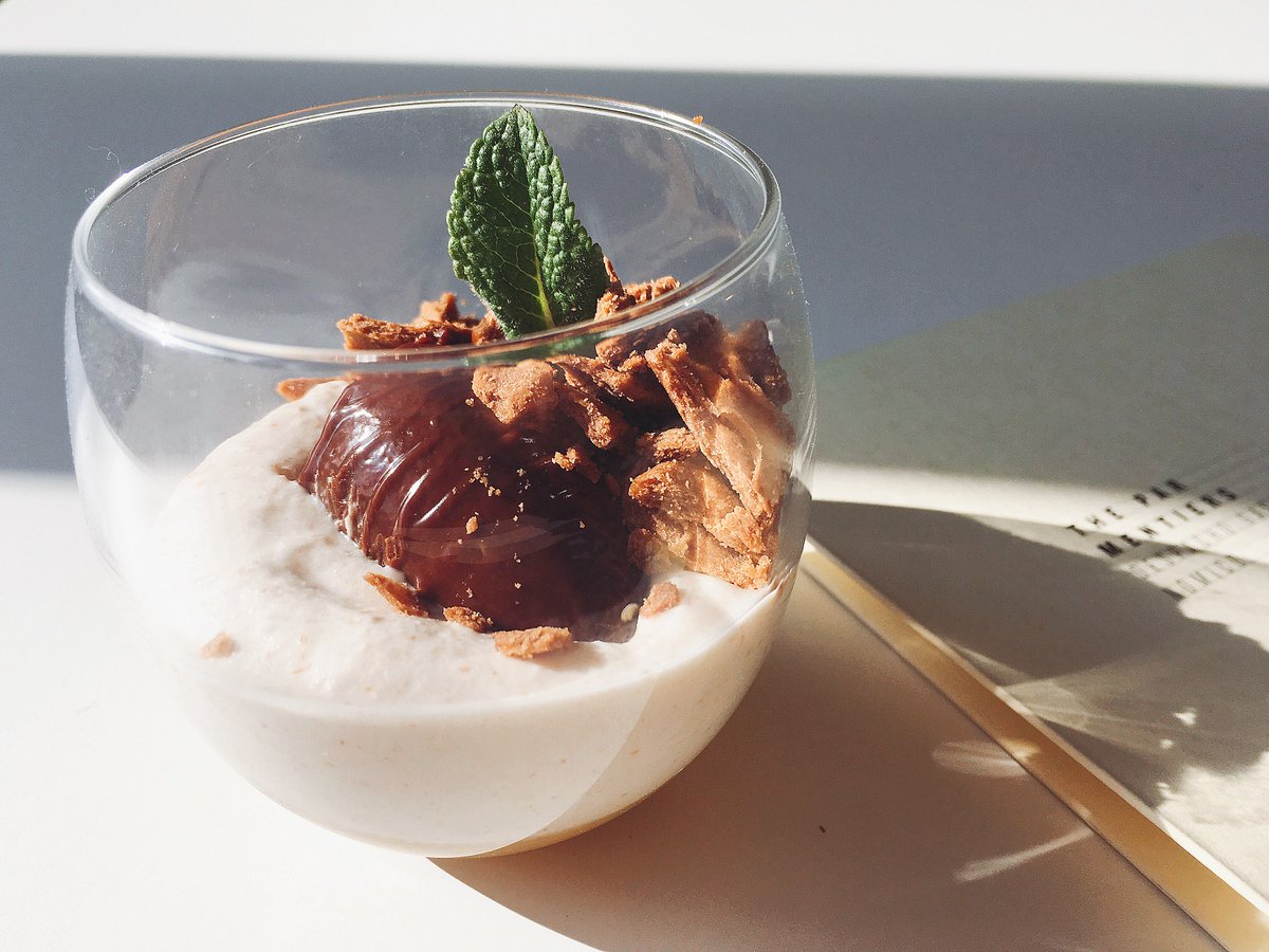 Mousse de avellana, chocolate con aceite de oliva, pera caramelizada y streusel de romero #labarradetheparmentiers