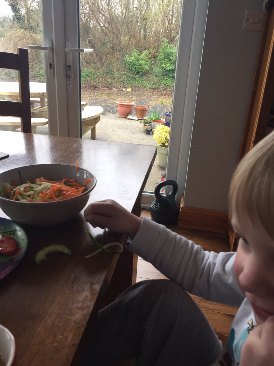 shellywellybell's tweet photo. #spiralizer veg for brekkie! #newtoy#suchfun 😂 https://t.co/IKBt99ZiSQ