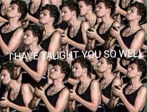 hazelcloudsx's tweet photo. Louis watching how the fandom slay the #iFakeAwards... https://t.co/GDsIYlzKzJ