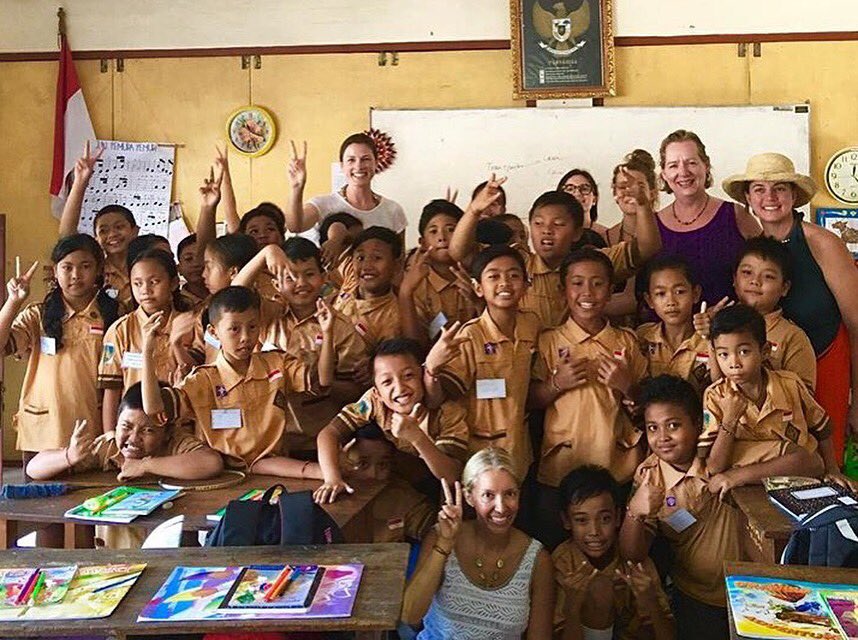 alchemyofyoga's tweet photo. Giving school supplies to happy, loving and grateful Balinese kids ❤️ thank you to our tribe for donating #karmayoga https://t.co/BLypzIyMuk