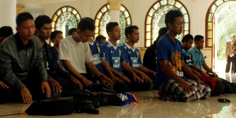 OngisnadeNet's tweet photo. Ketika Aremania dan Bobotoh Sholat Berjamaah | https://t.co/Kji8QlvAQg https://t.co/hPXdHsGLR8
