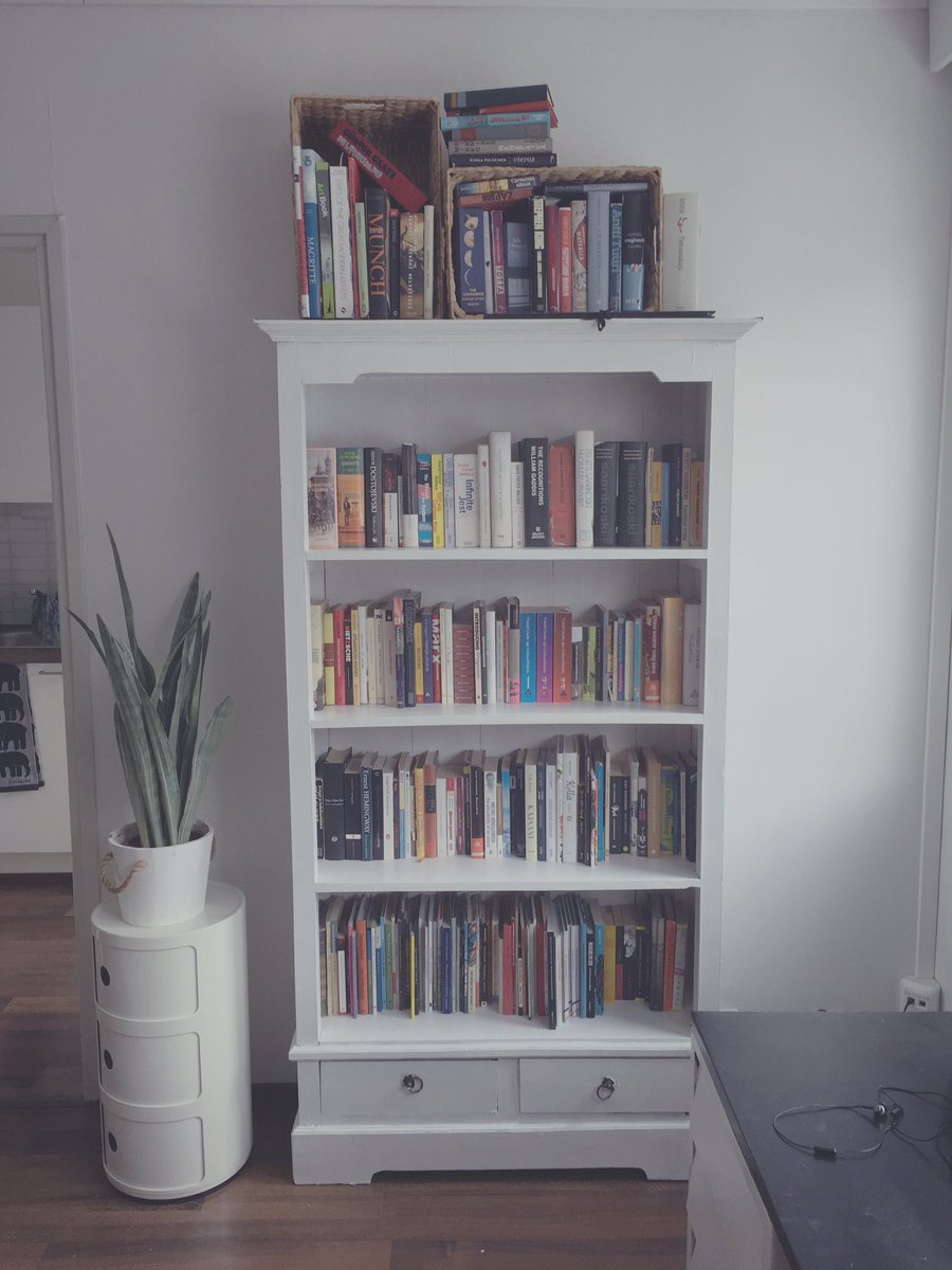 #minunhyllyni (toinen niistä; omistettu postmodernismille) jonka maalasin itse (kyllä, ite..) #pojatkinlukee #kirjat