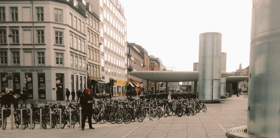 mybikepath's tweet photo. Así es una ciudad donde la bicicleta es el medio de transporte más utilizado!! #Copenhague #Dinmark https://t.co/LCgoqOsYBo