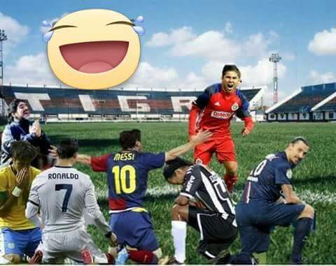 ChrisantoPonce's tweet photo. #LaChofis #Futbol  #troll #LIGABancomerMX  @TeamMessi  @Ibra_official  @Cristiano https://t.co/yq0fB3wnxW