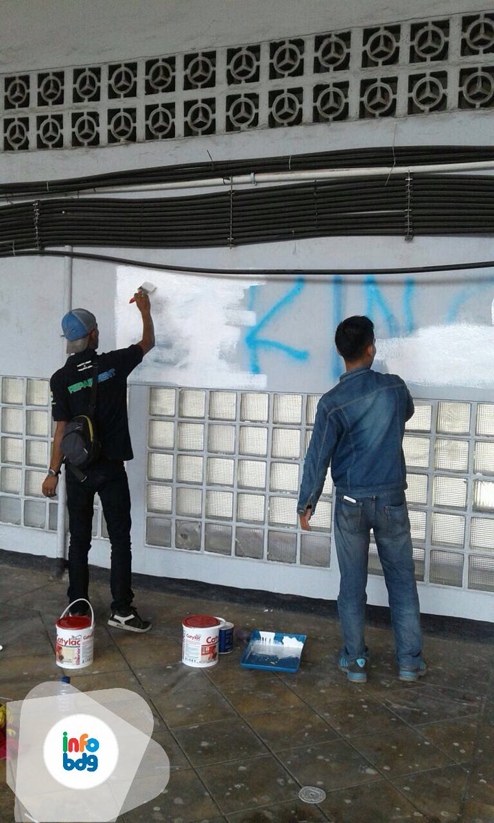 infobdg's tweet photo. Sebagai bentuk tanggung jawab Pemkot Bandung utk kebersihan di GBK semalam, tim @Bagumpal turun tangan https://t.co/lDmdp1K9TX