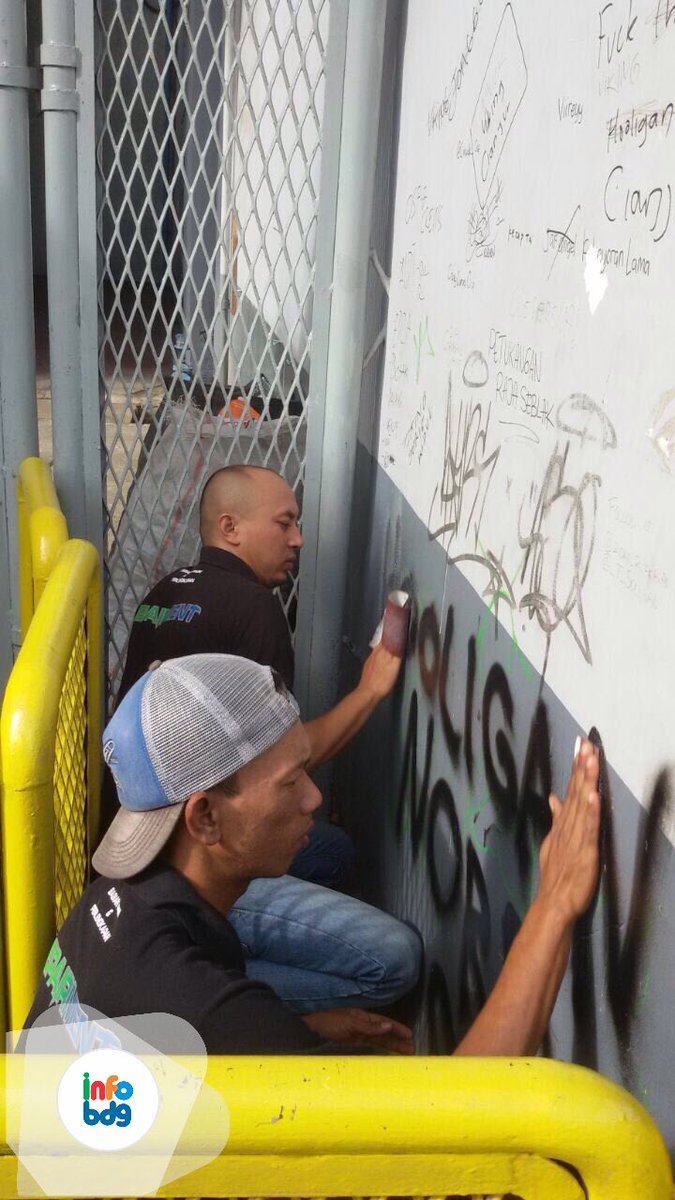 infobdg's tweet photo. Sebagai bentuk tanggung jawab Pemkot Bandung utk kebersihan di GBK semalam, tim @Bagumpal turun tangan https://t.co/lDmdp1K9TX