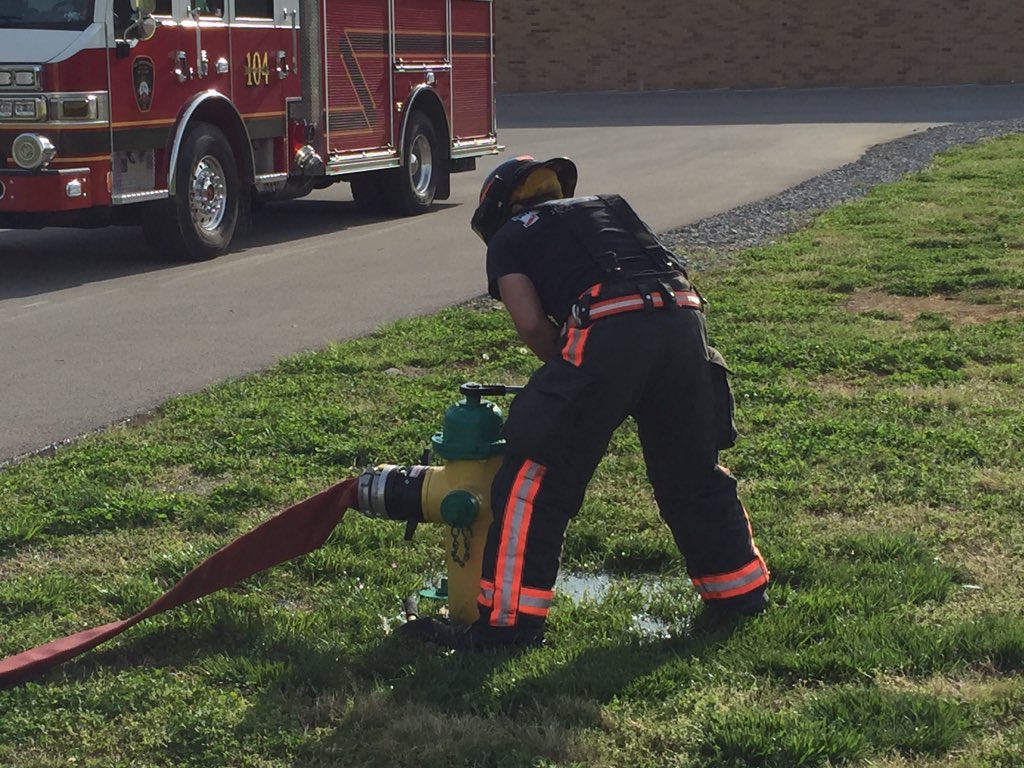 MtJulietFire's tweet photo. FDMJ crews training and hydrant and pump operations. #Fdmj #firetraining https://t.co/WT7WsXJ2li