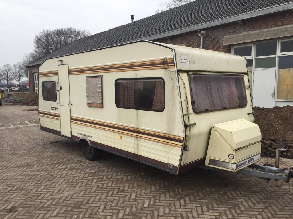 Iemand nog een caravan nodig voor pinkpop? #pp16 koelkast werkt prima, zelf voor de inhoud zorgen 😉🍻