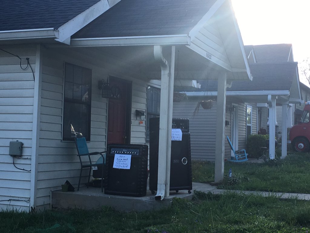 hearcharlie's tweet photo. Craigslist? Naw. Front porch https://t.co/0hj0PTapB5