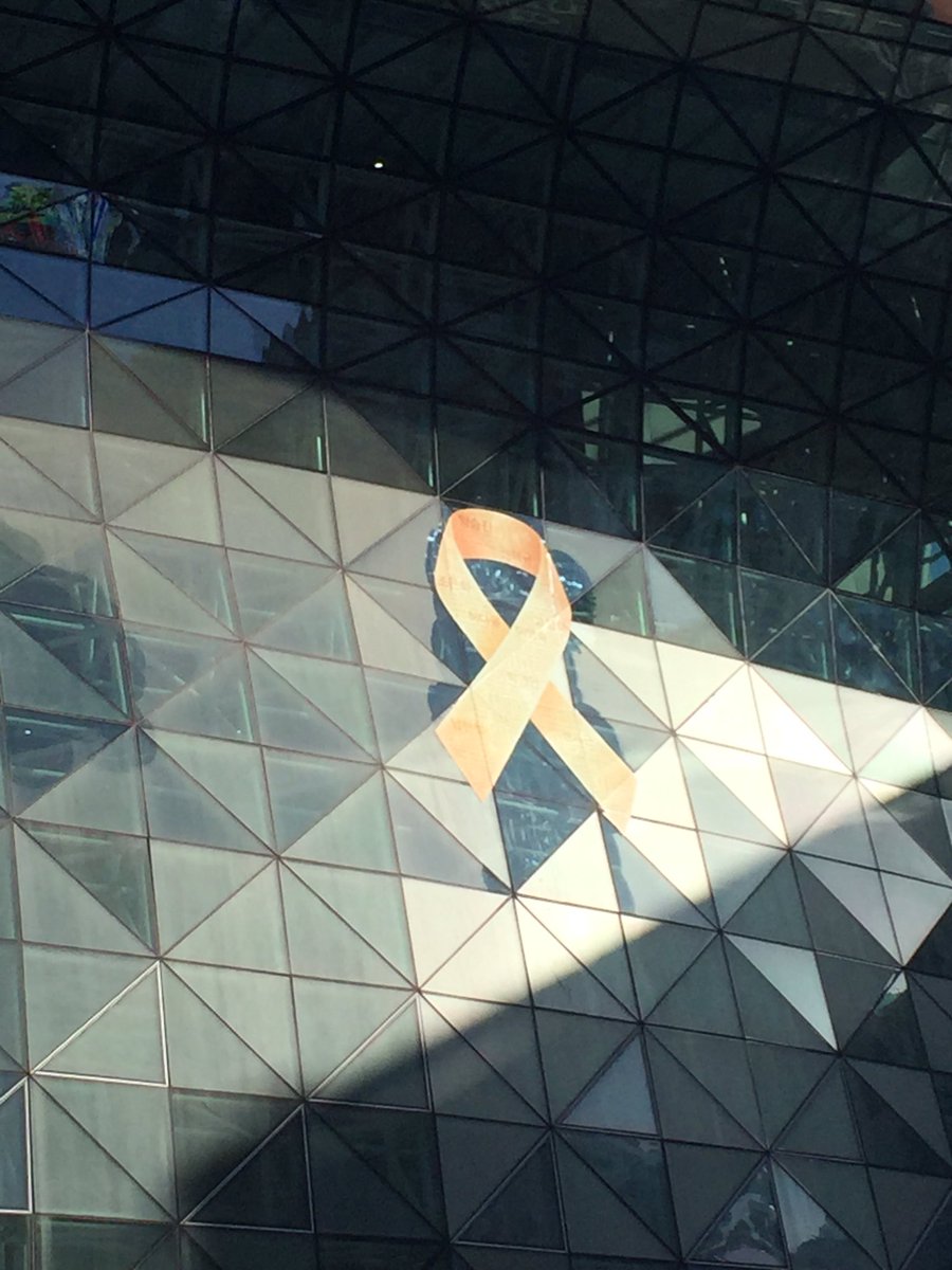 '잊지않겠습니다.'

시청근처에 오시거든 꽃만 보지 마시고,
시청 가슴에 단 노란리본도 봐주세요.

[연합]서울시청 벽면에 대형 세월호 리본…희생자 이름  yna.kr/xFRu0KyDABG

#세월호