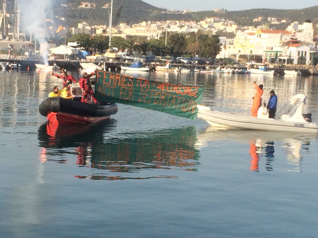 Ferries for safe passage not for deportation. Står der på banneret efter de første hjemsendelser fra Lesbos