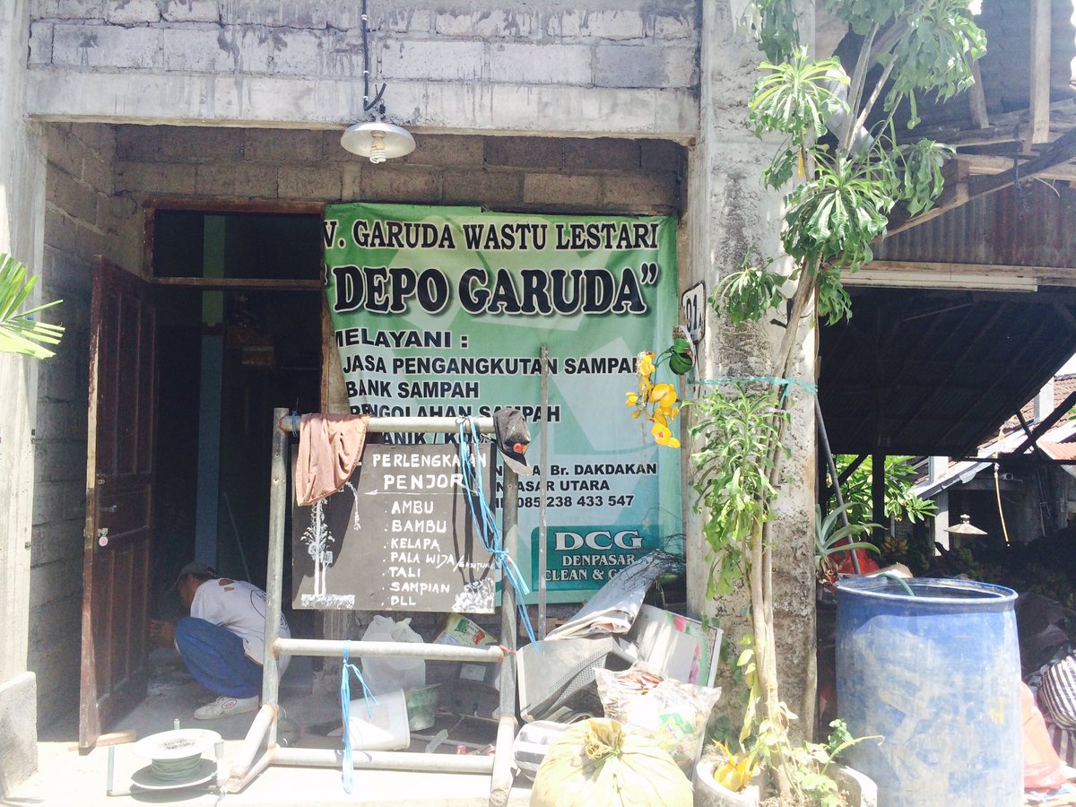 MAIMAGIBUNG_'s tweet photo. Nah, jadi kemarin founder maimagibung kunjungan kebank sampah garuda wastu lestari krn bnyk bgt ada sampah di rumah https://t.co/Pn5TcZKaR3
