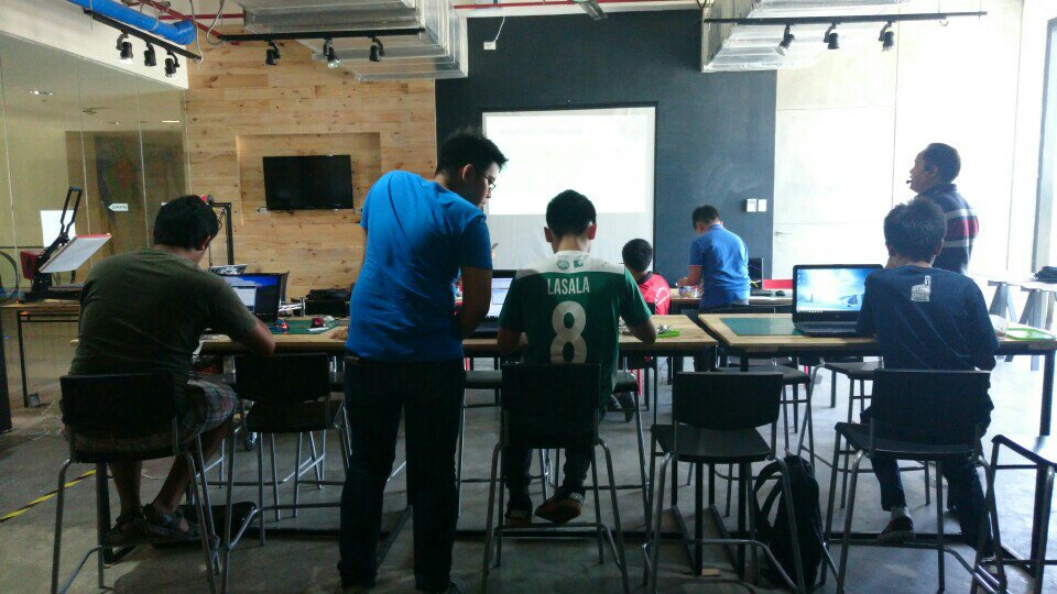fayetandog's tweet photo. #Arduino workshop starts today here at #MakerSpaceManila! (@ Makerspace Manila) https://t.co/ew5TrKo6F9 https://t.co/2KUqB3ib0X