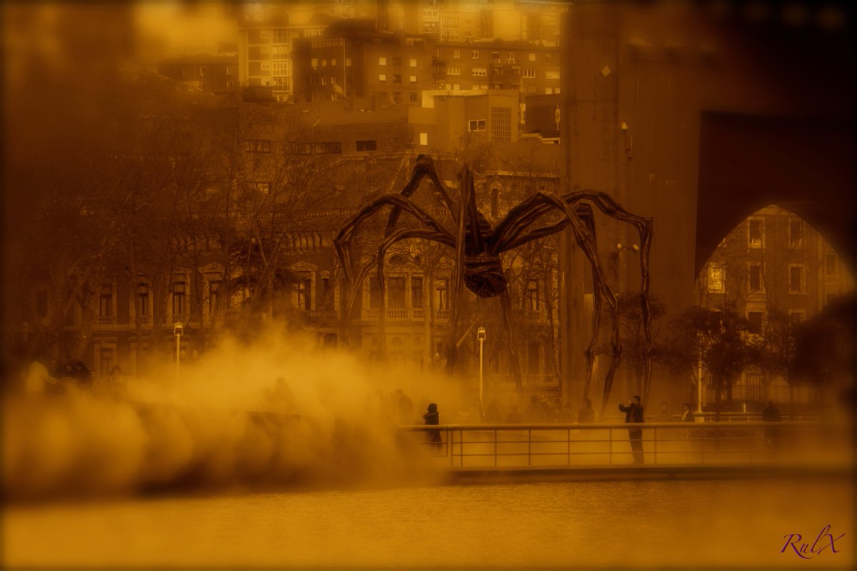 RulX10's tweet photo. "Maman, la obra de Bourgeois y los disparos de las cámaras a su alrededor. @MuseoGuggenheim @BilbaoKultura #spider https://t.co/nZ1leNOPWV