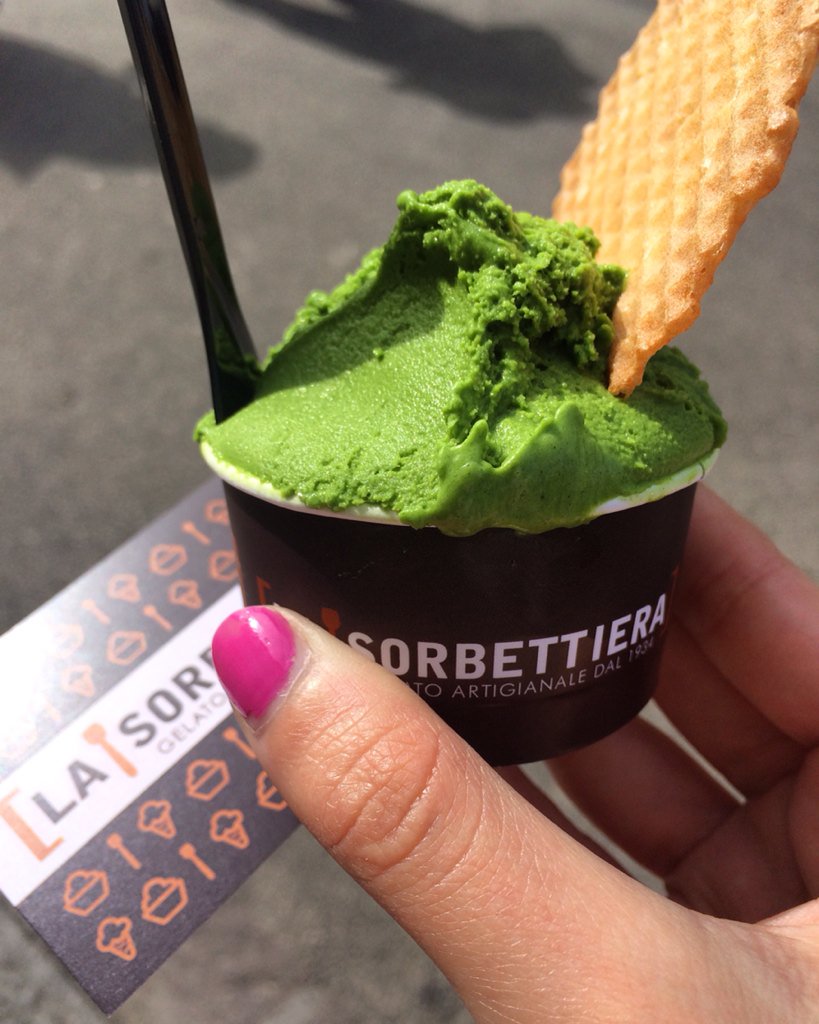 thewisesaru's tweet photo. @LaSorbettiera  Gelato al matcha (tè verde giapponese) 🎎🍦🍵 #icecream https://t.co/ArCwT049OJ