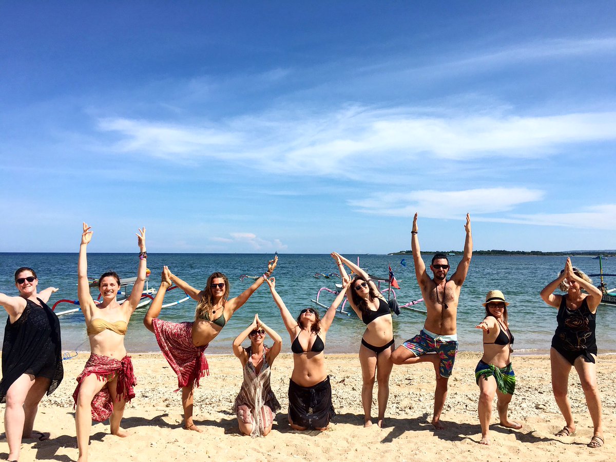 alchemyofyoga's tweet photo. We loveeee this photo of our tribe! Sacral #chakra day related to the water element means yoga and beach #soultribe https://t.co/hasft305Zg