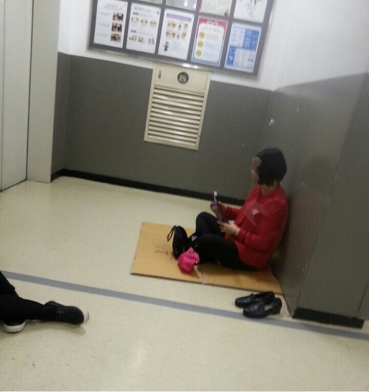 로떼는 정말 나쁜 기업이다. 누군가 소등을 깜빡하고 하지 않았다고 휴게실을 폐쇄해버림.