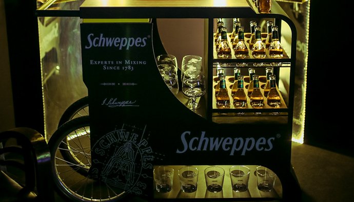 Schweppes_ES's tweet photo. Nuestro carrito os está esperando en los locales más 🔝 👉 https://t.co/Jg3x6TdkIi https://t.co/mfDRgHhUUW