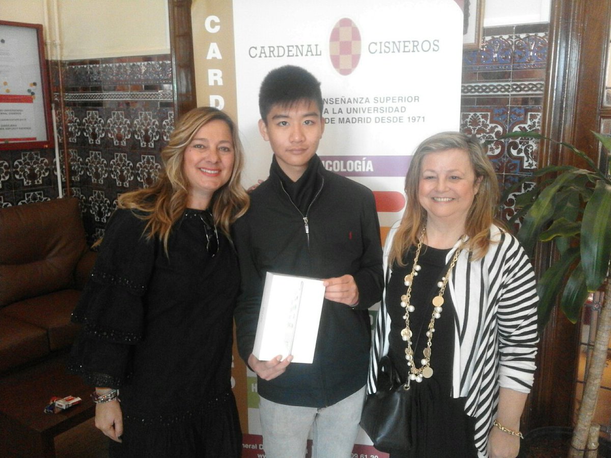 CES_Cisneros's tweet photo. La Secretaria General del CES Cisneros hace entrega del iPad sorteado entre los asistentes a #Aula2016 #vivecisneros https://t.co/0iNQfzTV2C