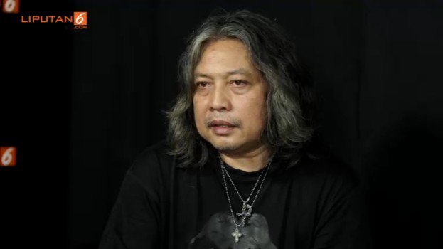 liputan6dotcom's tweet photo. "Saya dulu memulai dari teks, baru kecemplung di fotografi" - Oscar Matuloh #LiveChatStreaming https://t.co/DYL8bJBmbA