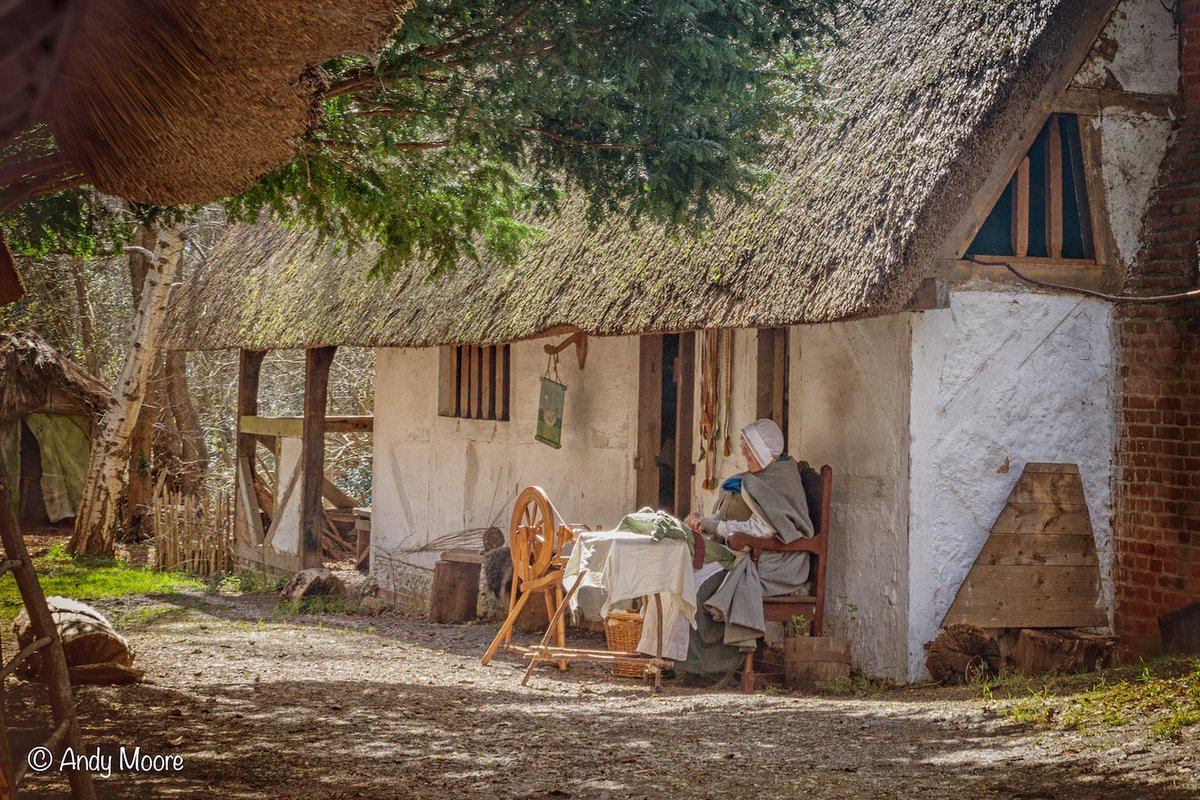 Lace making in the 17th Century. Working at Little Woodham, #Gosport. <a href="/_LittleWoodies/">Little Woodham Living History Village</a>