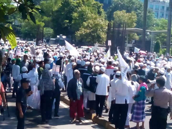 walisongo063's tweet photo. Media Sampah ogah meliput Aksi Demo Menyuarakan Kebenaran. @Metro_TV @tvOneNews @KompasTV  #SeretAhokSekarangJuga https://t.co/qxswNmP7EX